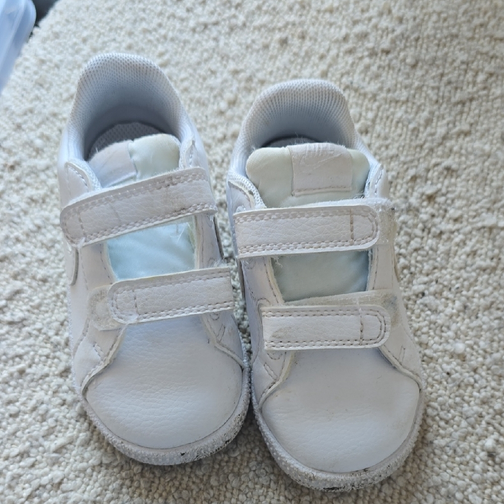 Nike Kids White Velcro Sneakers - Picture 2 of 3